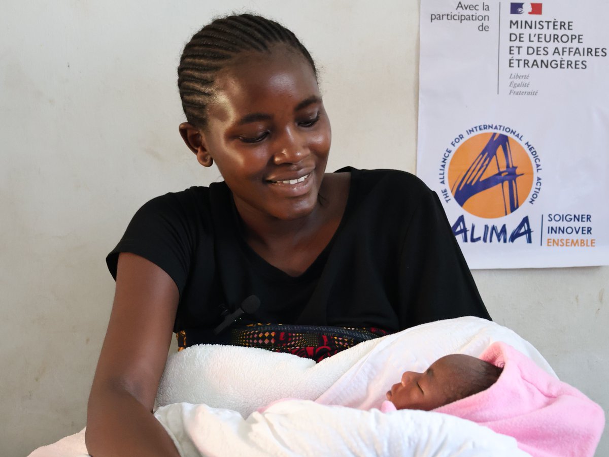 #RDC - À l’Hôpital Général de Référence de Boga, des femmes déplacées accouchent en sécurité et bénéficient de soins adaptés.

Ces activités, soutenues par le #CDCS, sont intégrées dans la réponse des équipes #ALIMA dans la zone de Santé de Boga en #Ituri.

<a href="/francediplo/">France Diplomatie 🇫🇷🇪🇺</a>