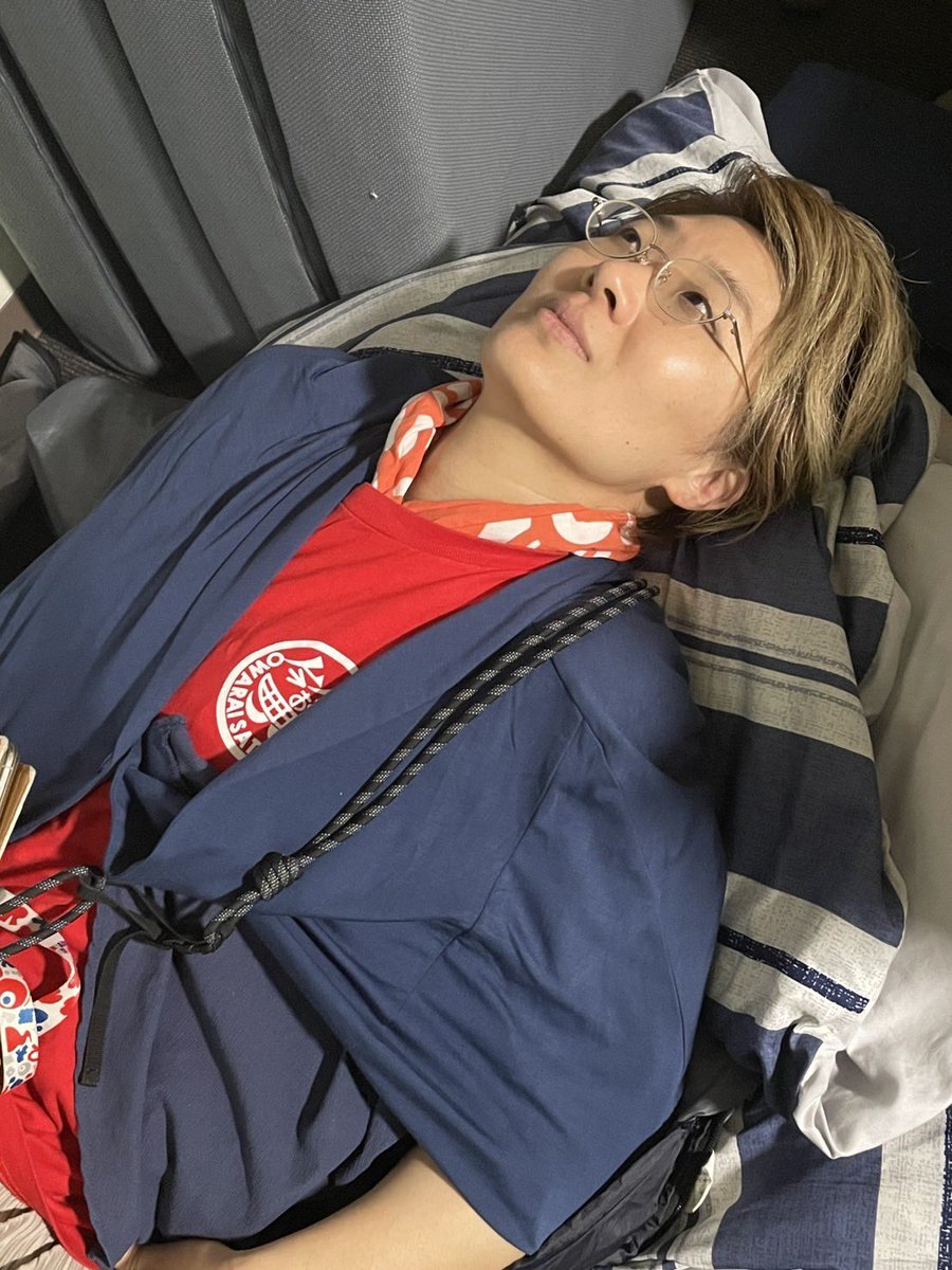 お疲れ様です
朝から丸一日稼働して稽古後に一度限界を迎えた虚無立部です

ゆきちに撮られてて自分で見ても驚くほどの虚無顔でした🙄

どうして一日は終わるんだろう
どうして明日は始まるんだろう
時よ止まれ
そう思って停止したのは立部の脳