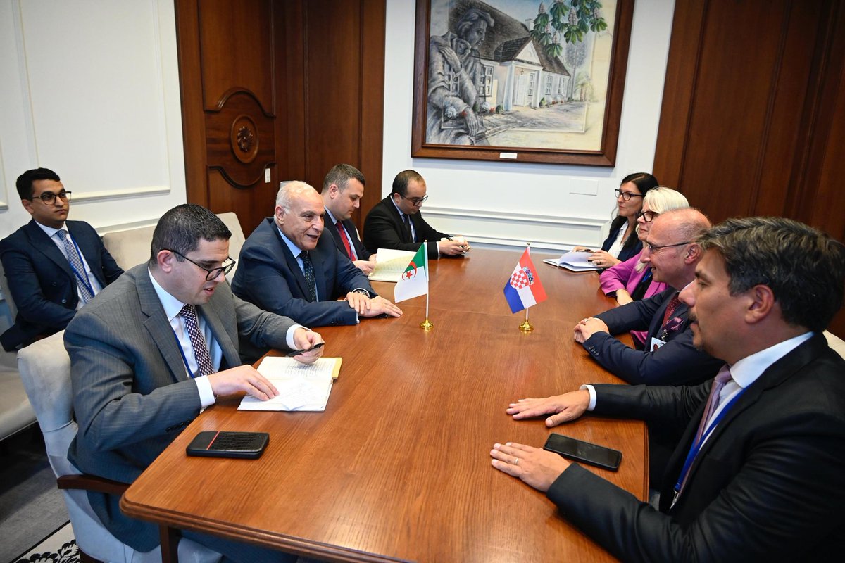 في إطار مُشاركته في أشغال الشق رفيع المستوى للجمعية العامة للأمم 🇺🇳، أجرى وزير الدولة، وزير الشؤون الخارجية والجالية الوطنية بالخارج والشؤون الإفريقية، السيّد <a href="/AhmedAttaf_Dz/">أحمد عطاف Ahmed Attaf</a>  بنيويورك، مُحادثات ثنائية مع وزير الشؤون الخارجية والأوروبية لجمهورية كرواتيا، السيّد <a href="/grlicradman/">Gordan Grlić Radman</a> 
🇩🇿🇭🇷