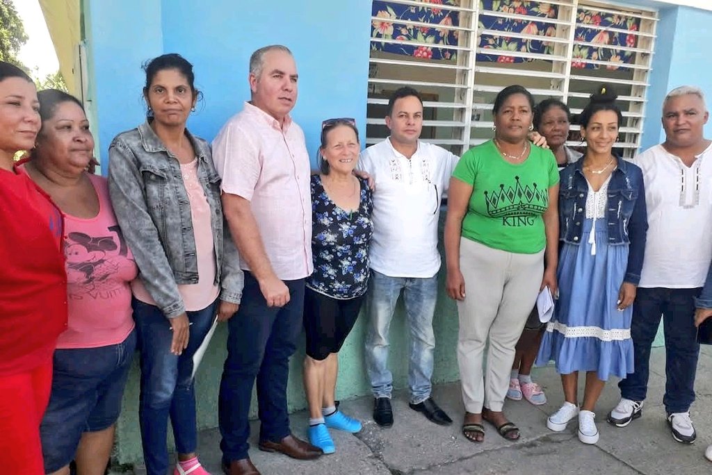 dmemedialuna's tweet photo. El Seminternado Wilfredo Pagés Pérez de #EducaciónMediaLuna recibió una visita que honra el esfuerzo de quienes educan y aprenden. El Ministro Vladimir Regueiro Ale compartió con nuestros estudiantes y trabajadores, sembrando confianza, escucha y compromiso.  
#EducaciónGranma 👇 https://t.co/v02l20B9Xh