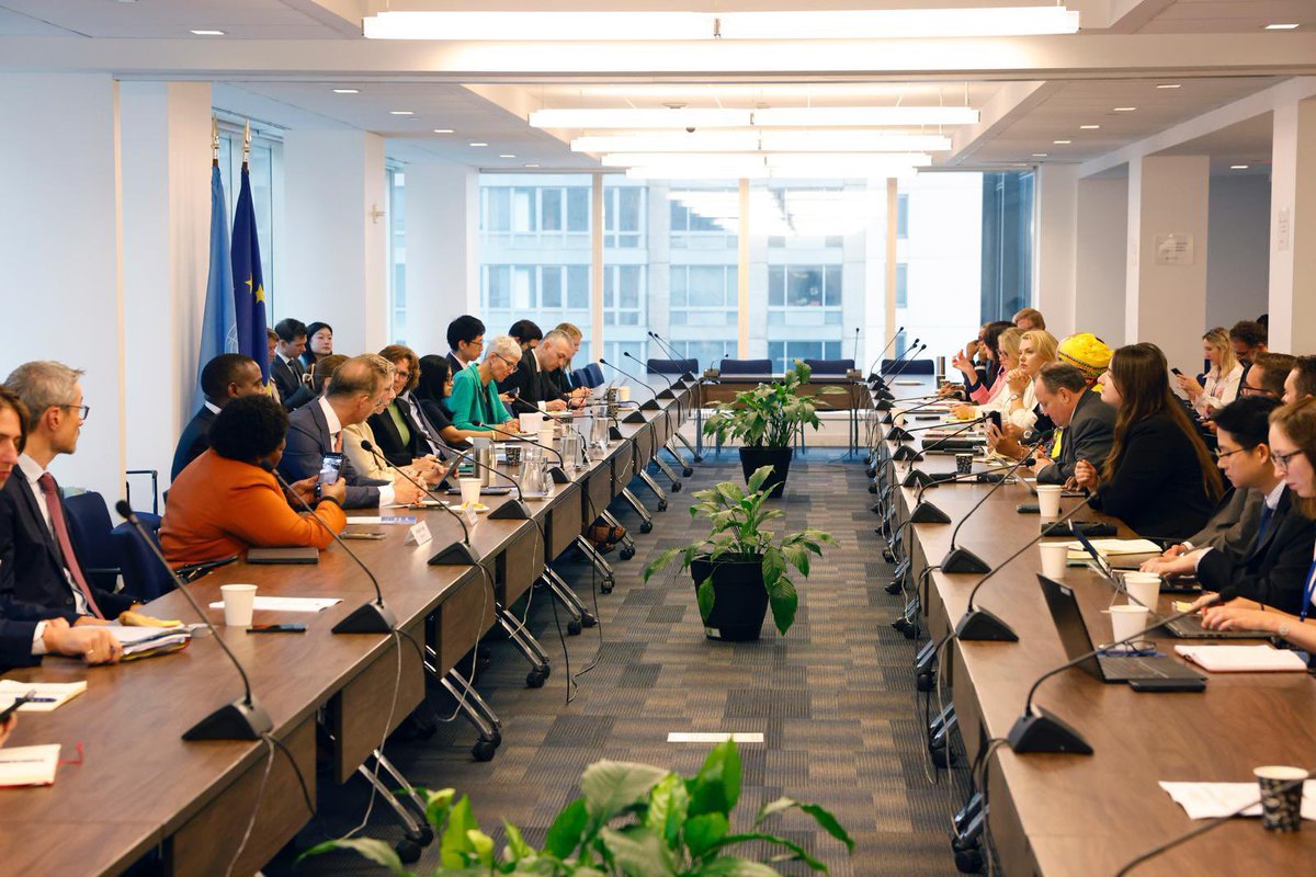 EIB's tweet photo. 🇪🇺🇺🇳 Wrapping up #UNGA80, VP Fayolle joined the @EUatUN event “Shaping a water resilient world” to spotlight our €15bn Water Resilience Programme with @EU_Commission.

It will boost:
💧 Access to clean water
💧 Communities’ resilience to water stress

🔗 https://t.co/QJisS5kyKd https://t.co/WjdxdWzFR1