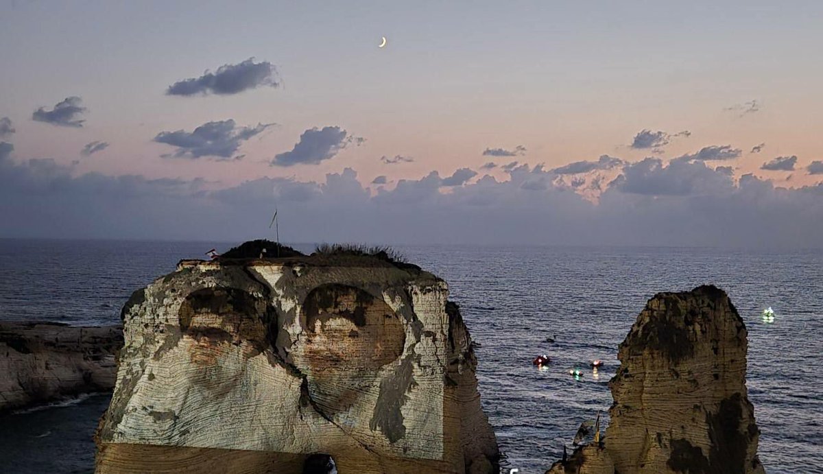 تشرفت صخرة الروشة اليوم بصورة الامينين 
ضويناها غصبن عن الكبير قبل الصغير 
الاصفر قول وفعل 💛