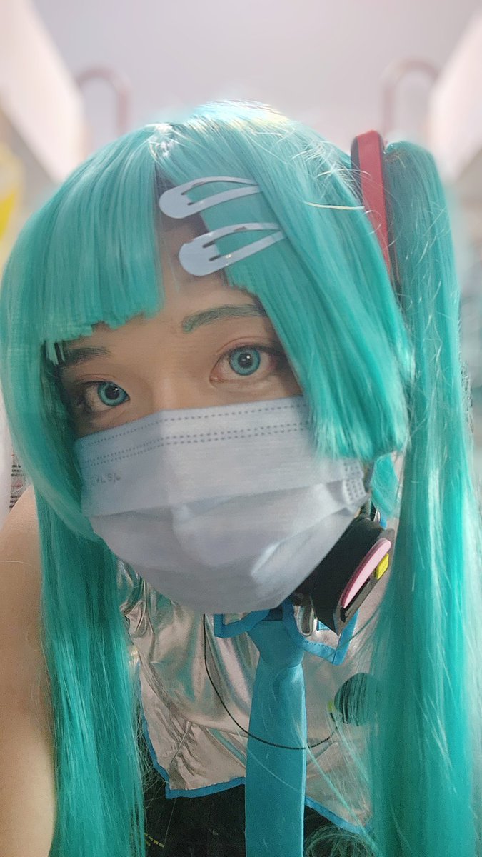 YuHan_Emily's tweet photo. I tried to be Miku.
I messed up her bangs so I made it into straight bangs.
I tried my best. Without the mask I just don't feel the same feminine confidence.
#Miku #cosplay #beginner https://t.co/TT18Bd6Kbt