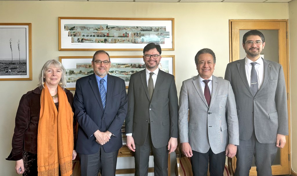 EmbaGuate_Chile's tweet image. Para los funcionarios de esta Embajada fue un gusto conversar sobre la agenda bilateral y #DiplomaciaCulturalGT con las autoridades de la División de las Culturas, las Artes, el Patrimonio y Diplomacia Pública #DIRAC de la cancillería chilena @Minrel_Chile 

🇬🇹🤝🇨🇱