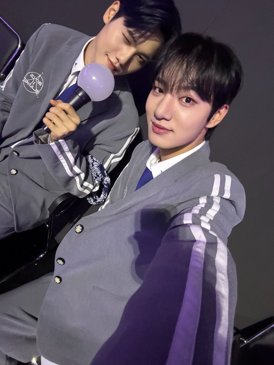 pianogem's tweet photo. [250926] 🫧🐶

- wow, it's over
- [📸 pic]
- I took [the photo] in a rush earlier when the VCR came on
- watching it, I kept thinking "I really wanna perform on a big stage too someday"
- hwaiting, let's do it
- sleep well https://t.co/0mMO0wehMh