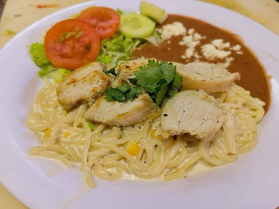 Hoy jueves 25 de septiembre nuestro menú va de lo mexicano a lo internacional: delicioso puerco al horno con puré de papas 🥔, ri-quí-si-mas fajitas de res preparadas con chile morrón, además muy italiano spaguetti con pechuga de pollo. Todos estos platillos se acompañan con una