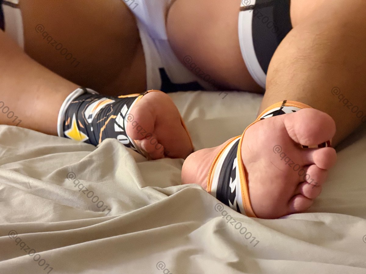 我们一起去绑架他吧🤫
手脚捆起来
战败小英雄就该成为我们的公共肉便器
让我们用精液灌满他的肠道
玩弄到失去兴趣后
再将他交给游客发泄他们的兽欲
记录下他的表情
从一开始的倔强到硬撑到绯红一直到因无尽快感而翻出的白眼与轻声重复着的“还要”