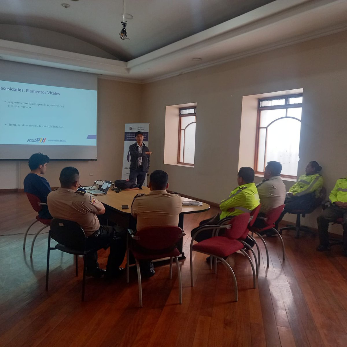 GarcesHospital's tweet photo. 🏥Profesionales del @GarcesHospital  brindaron una charla sobre "Estrategias de Resiliencia y Detección Temprana de Riesgos Psicológicos", dirigida a miembros de la @PoliciaEcuador.
👮‍♂️Un aporte para fortalecer la salud mental y el bienestar de quienes velan por nuestra seguridad. https://t.co/qc6n8iasd7