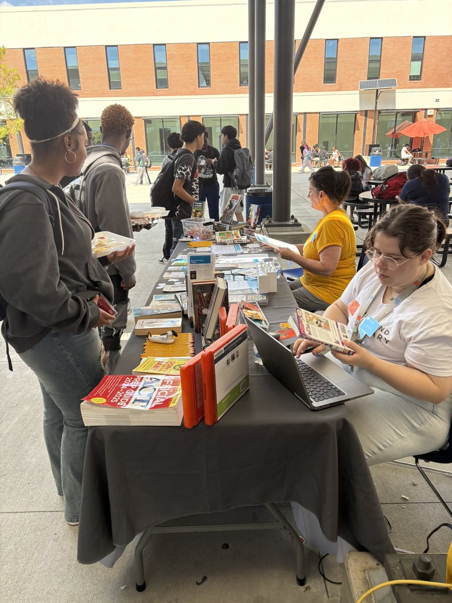 rnhmedia's tweet image. Thank you @accessfreely for visiting the @RNECavaliers campus yesterday to share the great resources available to students through the public library @DrMarlonThomas #librarycardsignupmonth