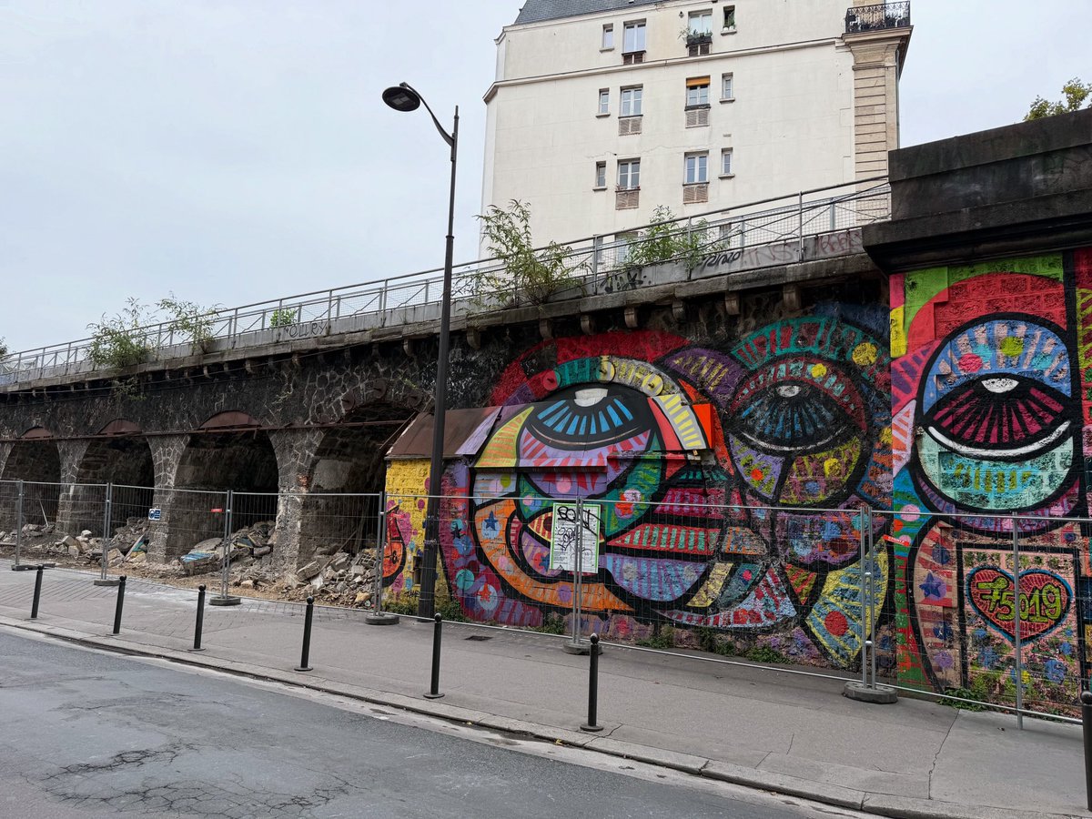 Une page se tourne…
Le temps de dire au revoir,les murs disparaissent,la fin d’une époque, où la ville était en transition et avec l’aide d’autres artistes nous avons accompagné  ces quartiers,des traces du passé qui je l’espère resteront dans notre mémoire collective…