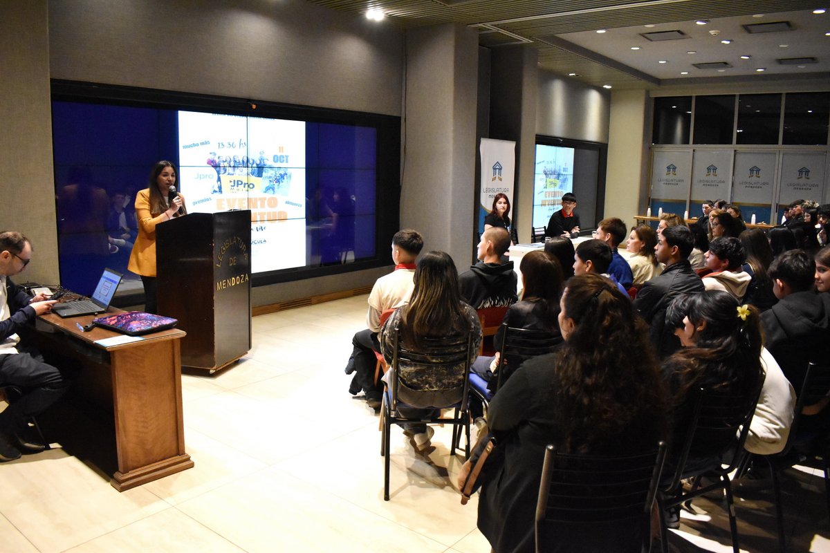 Centros de estudiantes se interiorizaron sobre la función del Poder Legislativo

Alumnos y docentes de las esc. Dr. Horacio Martínez Leanez y Paula Albarracín de Sarmiento (Maipú), participaron de una charla dada por la dip Cintia Gómez (PRO)
Participó también Jorge Difonso (LUM)