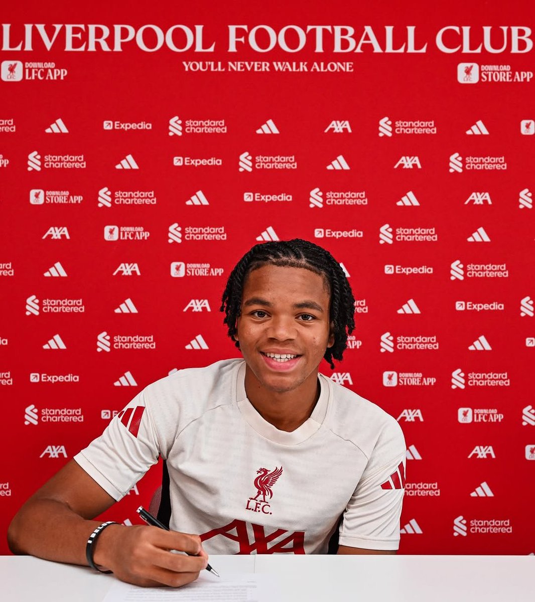 lfcbongo's tweet image. BREAKING NEWS! 

Rio Ngumoha amesaini mkataba wa miaka mitatu na Liverpool, hadi Juni 2028!
Kijana huyu mwenye vipaji amethibitishwa kama sehemu muhimu ya mradi wa muda mrefu wa Liverpool. Rio mwenyewe ana furaha kubwa kukaa Anfield na kujitolea kwa siku zijazo za klabu.