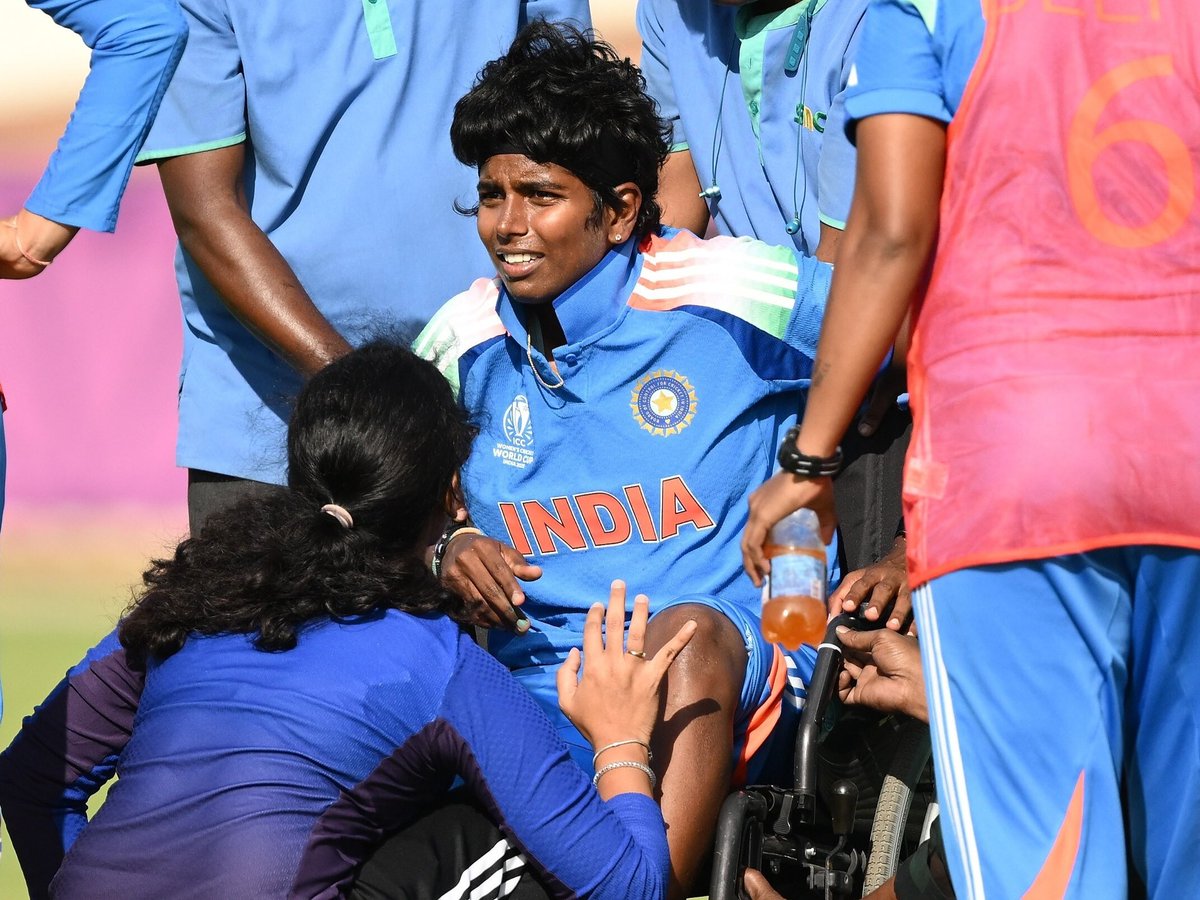 Indiansports31's tweet photo. 🚨Arundhati Reddy Injured before World Cup🚨
Arundhati Reddy Injured before ICC Women's Cricket World Cup against England women in Warm - up .
Get Well soon Arundhati Reddy.
#INDvsENGW #IndiaW https://t.co/ODbtI0MOux