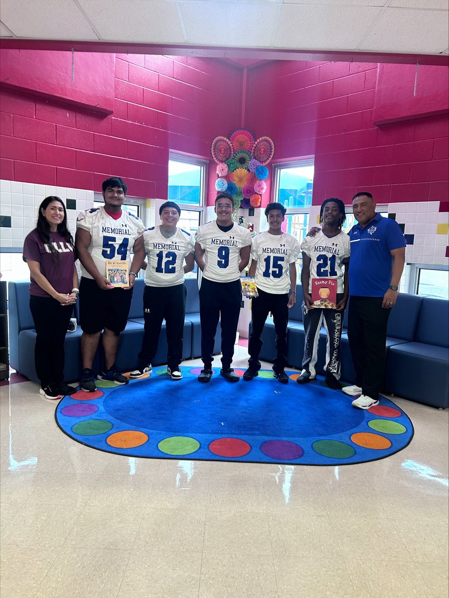 Coach_POrtega's tweet photo. Once again, Just wanted to shout out @RooseveltDLA admin &amp; staff for the awesome welcome of Minutemen Football #minuteMENread program. Thanks for being a great host! Literacy Matters. #EdgewoodProud #PlayToWIN Check out the video here https://t.co/1PPyQlAit0 https://t.co/vLOSYzRglb