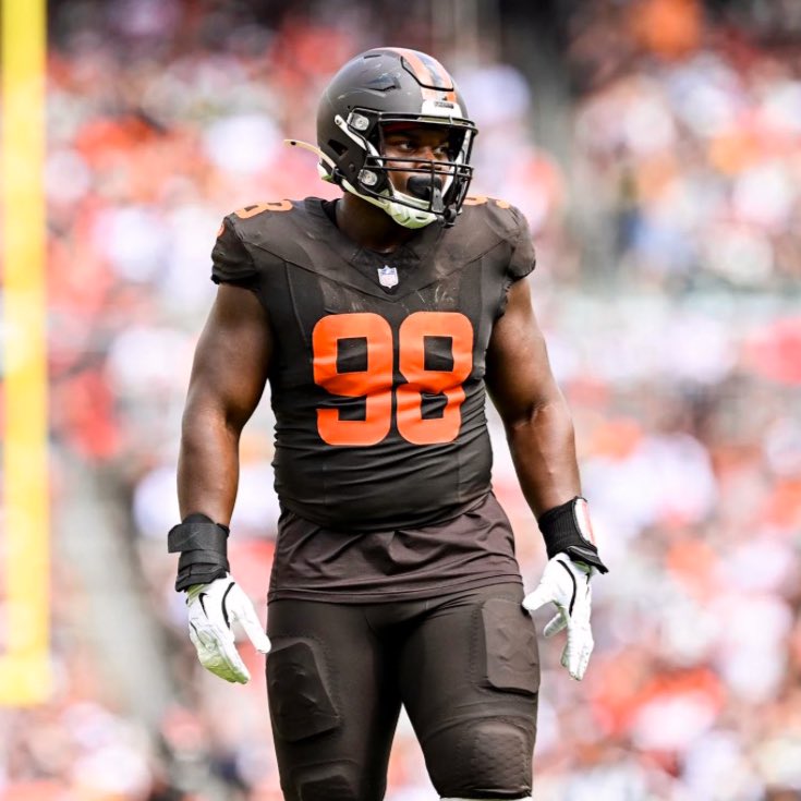 brownsfanuk's tweet photo. Browns undrafted rookie DT Adin Huntington vs the Packers:

🟤 18 snaps (28%)
🟠 4 total tackles (2 solo)
🟤 1 QB hit
🟠 0.5 sack
🟤 86.3 PFF grade

#Browns x #NFL https://t.co/c4Vdnpcezh