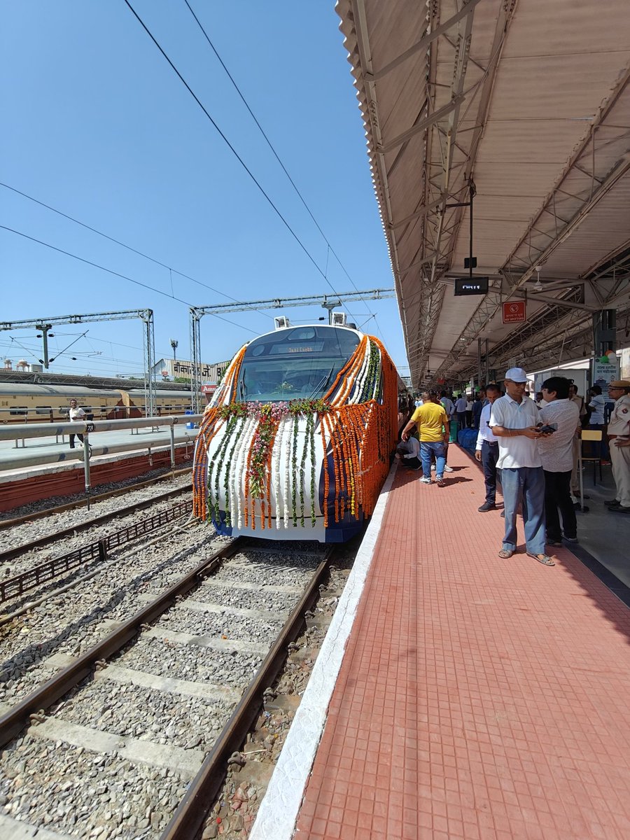 RfRitagya's tweet photo. Special thanks to Hon’ble PM @narendramodi and @RailMinIndia for the Bikaner - Delhi Cantt. #VandeBharatExpress, making same-day trips between Delhi and Bikaner a reality.
 #RailInfra4Rajasthan https://t.co/sPP45w7UhX