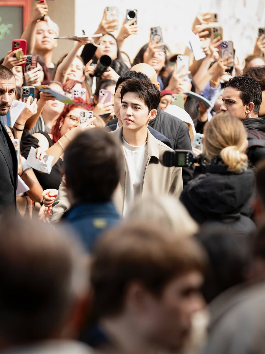 in the midst of the crowd..

loewe pfw                                     boss mfw