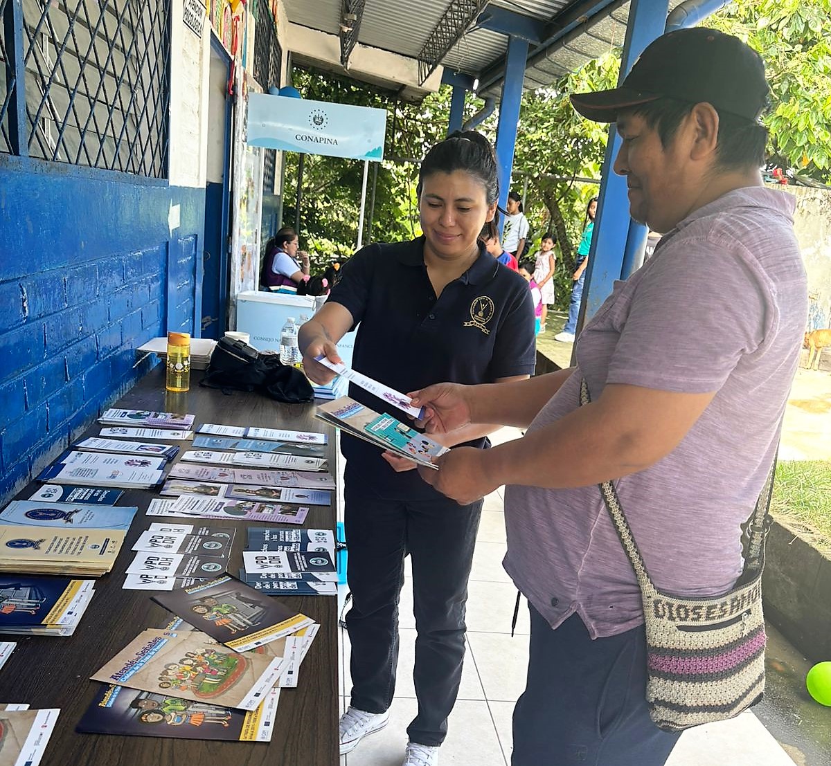 Como parte de la labor que impulsa la #ProcuradoraDDHH <a href="/RaqueldeGuevara/">Raquel de Guevara</a>, #PDDHCuscatlán, en coordinación con Destacamento Militar Nº 5, realizó jornada de promoción de Derechos Humanos, en beneficio de familias del Distrito San Pedro Perulapán, #CuscatlánNorte. 
#CulturaDePaz