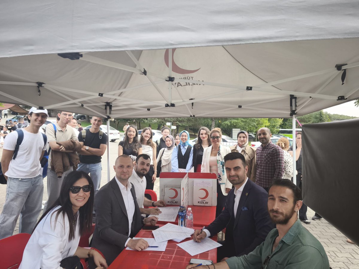 sakaryaeczodasi's tweet photo. Başkanımız Ecz.Alper Alpay ve Haysiyet Kur. Üyesi Ecz. Doğancan Sezer Düzce Üniversitesi Eczacılık Fakültesi tarafından 25 Eylül Dünya Eczacılar Günü dolayısı ile düzenlenen I.Kan Bağışlama Etkinliği’ne 57.Bölge Düzce Eczacı Odası Başkanı Ecz.Yalçın Bakır ile birlikte katıldılar https://t.co/DMwLPPa6LY
