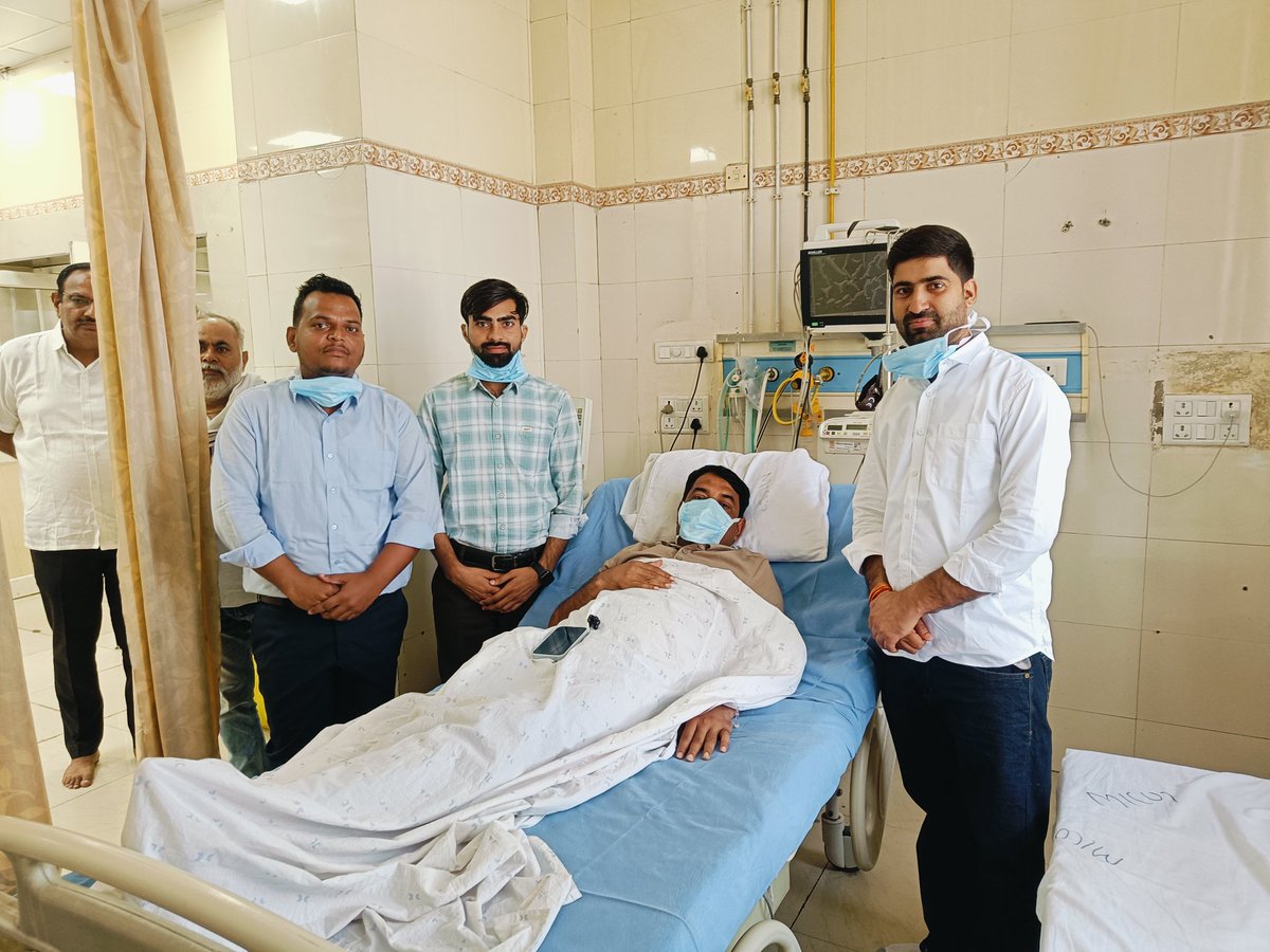 Jobner_Vivek's tweet image. आज SMS अस्पताल पहुँचकर नरेश मीणा जी की कुशलक्षेम पूछी। साथ ही उनकी पहल पर झालावाड़ पिपलोदी हादसे में मृतक बच्चों के पीड़ित परिवारों के लिए एक दिन का वेतन दिया। पीड़ित परिवारों के लिए छोटी-छोटी सहयोग राशि हम सब की तरफ़ से एक संबल होगा। साथ ही नरेश मीणा से अनशन ख़त्म करने का अनुरोध…