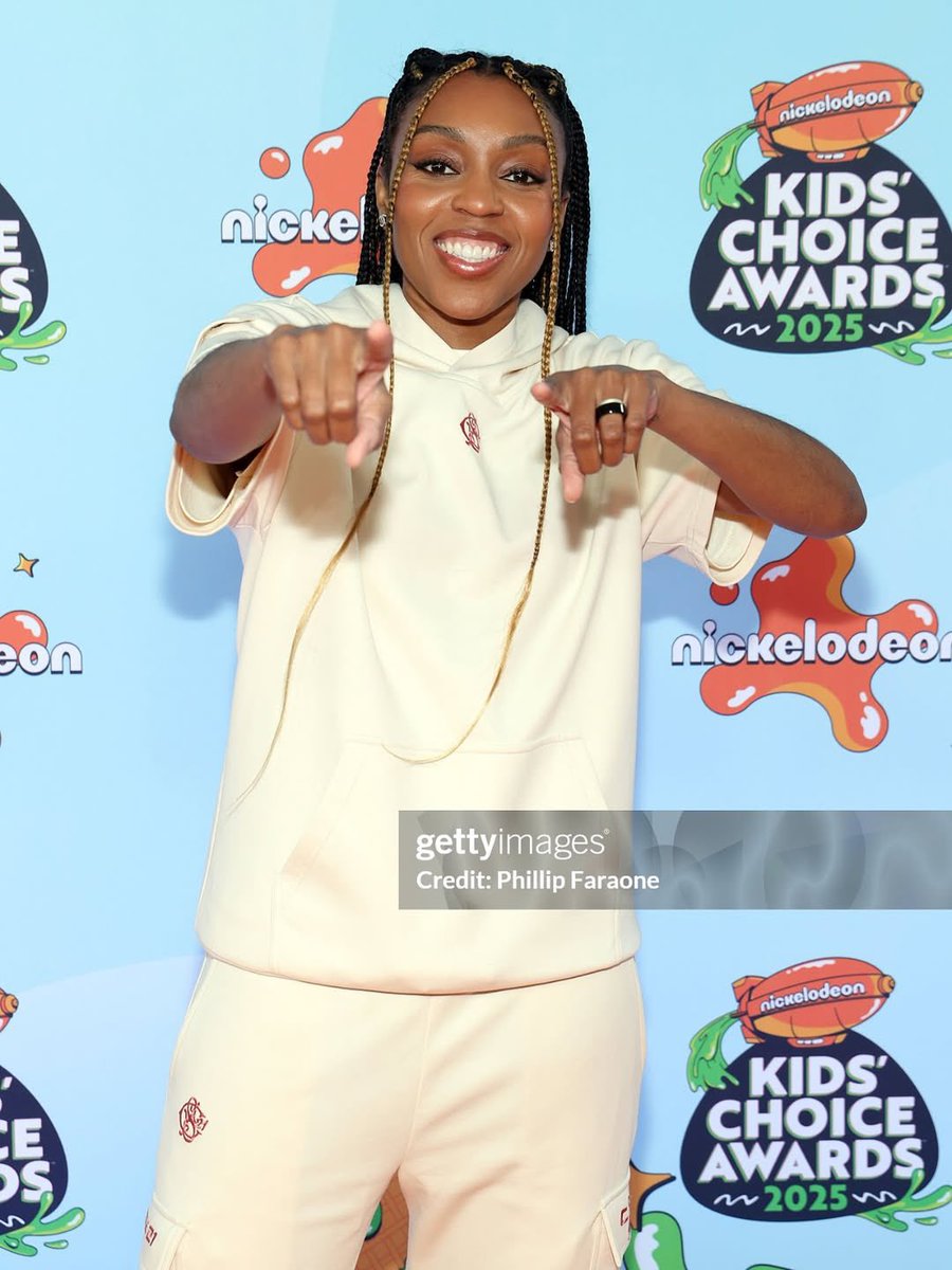 PGSports's tweet photo. Throwback to when @ReneeMontgomery presented at the Kids’ Choice Awards ✅ 🟠 https://t.co/IFKd0Npmj0