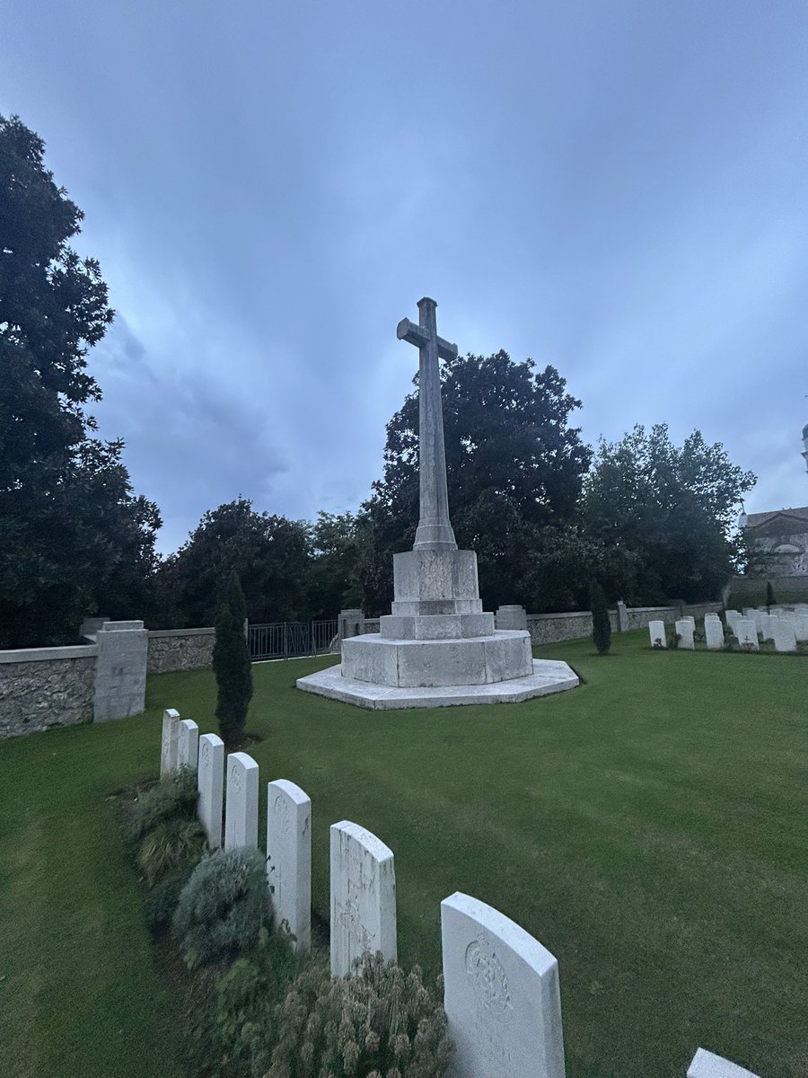 Closing Day 4 of #ExMATAJURLION the #4LANCS battlefield study with an Act of Remembrance at Giavera British Cemetery, Montella . #LestWeForget #Manchesters #Border #WW1 <a href="/CWGC/">Commonwealth War Graves</a> <a href="/LANCS_REGT/">Duke of Lancaster's</a>