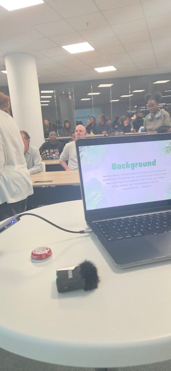 gtchakama's tweet image. We're back babyyy, just finished giving a talk on Vibe Coding🍃💪🏽.