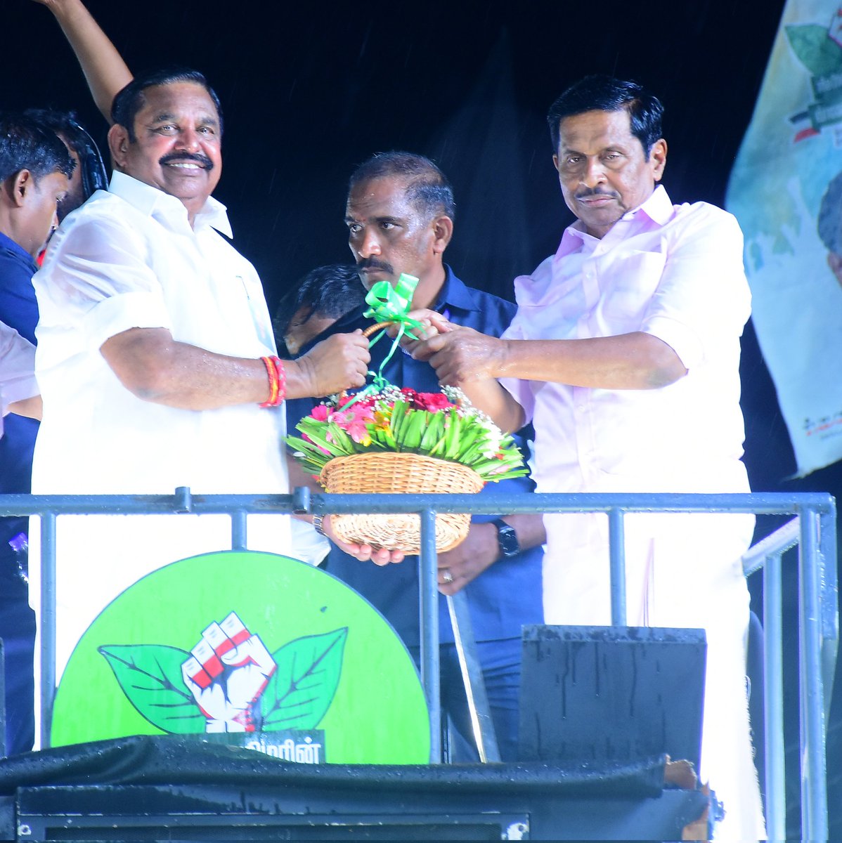 ‘மக்களை காப்போம், தமிழகத்தை மீட்போம்’ எழுச்சி பயணத்தின் ஒரு பகுதியாக நம் கரூர்-க்கு வருகை தந்த, மாண்புமிகு புரட்சித் தமிழர் திரு. <a href="/EPSTamilNadu/">Edappadi K Palaniswami-SayYEStoWomenSafety&AIADMK</a> அவர்களை நம் கரூர் மாவட்ட மக்கள் சார்பாக அன்புடன்  வரவேற்று மகிழ்கின்றேன்..
(1/2)