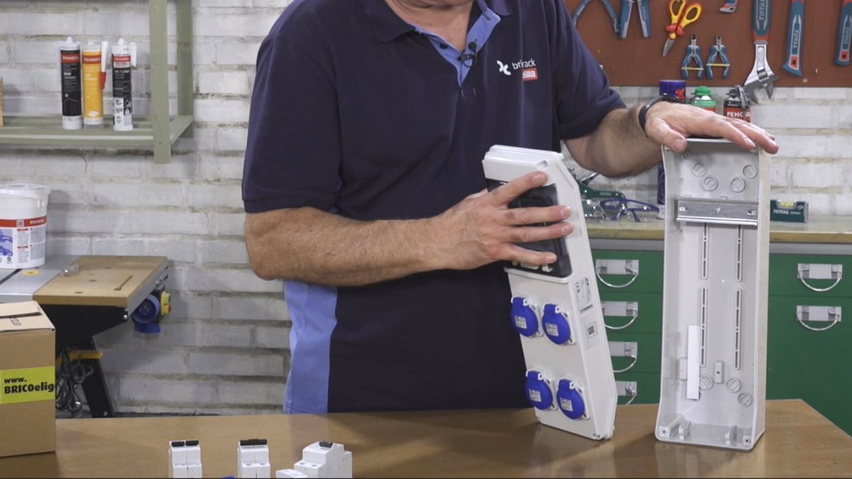 🖐 🔌 💡 ¿Una línea nueva en tu cuadro? ¿Dar servicio a un #cuadroeléctricosecundario para el taller o el jardín? 🙋‍♀️🙋‍♂️

#Tutorial viernes en YouTube: instalación, elementos y cables. 

Con #aparamenta, #cuadroseléctricos y #mangueras  <a href="/Bricoelige/">Bricoelige.com</a> y ropa trabajo #VelillaGroup 👩‍🔧👨‍🔧