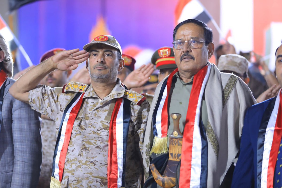 رئيس هيئة الأركان العامة الفريق الركن صغير بن عزيز ووكيل أول محافظة #مأرب الشيخ علي محمد الفاطمي يوقدان الشعلة الأم للعيد الـ63 #ثورة_26_سبتمبر_المجيدة
الخميس 25 سبتمبر 2025