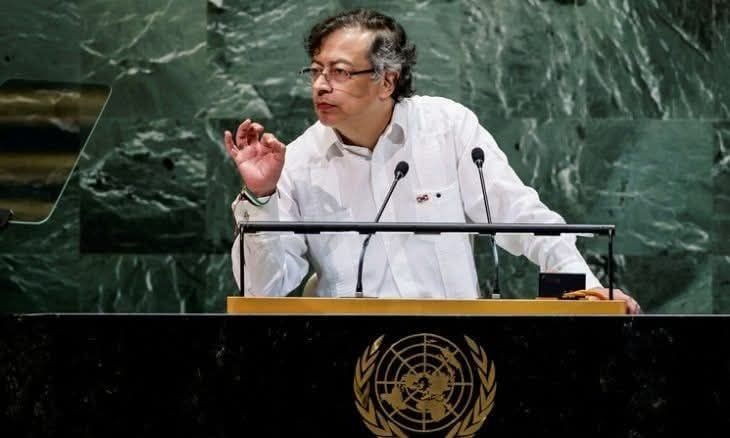 البغل عباس قالك دولة بدون سلاح.....!!! 
الملك بندورة قالك اخذوها لكن باقية في قلوبنا...!!! 
الدب الداشر ناب عنه بغال #جاهد_بالسنن...!!! 
برافو غوستافو بيترو رئيس كولومبيا العظمى .. موتشو غراسياس .. 👏
الكيان وشمعون مجرمين .. وإذا إتفقتم نرسل لهم جيش ..