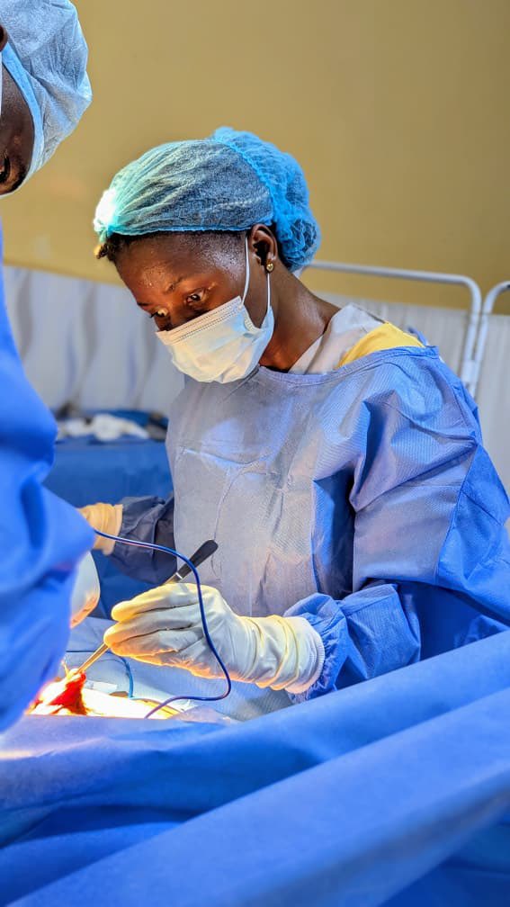 central_sage's tweet photo. Ce soir, je rends hommage à une femme remarquable, bien plus que son statut de députée à l'Assemblée nationale, Son travail lui a toujours passionné.

Le Docteur @hermionebolumbe élue de Kinshasa circonscription de mont -Amba . https://t.co/gbQW3ILGzC