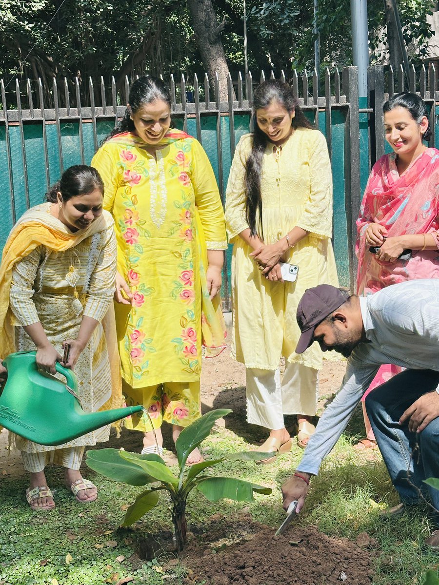TSCSLibrary's tweet image. Organised a tree plantation - Ek Perh Maa Ke Naam on the occasion of Rashtriya Poshan Maah in the Library today #RashtriyaPoshanMaah @RrrlfKolkata
