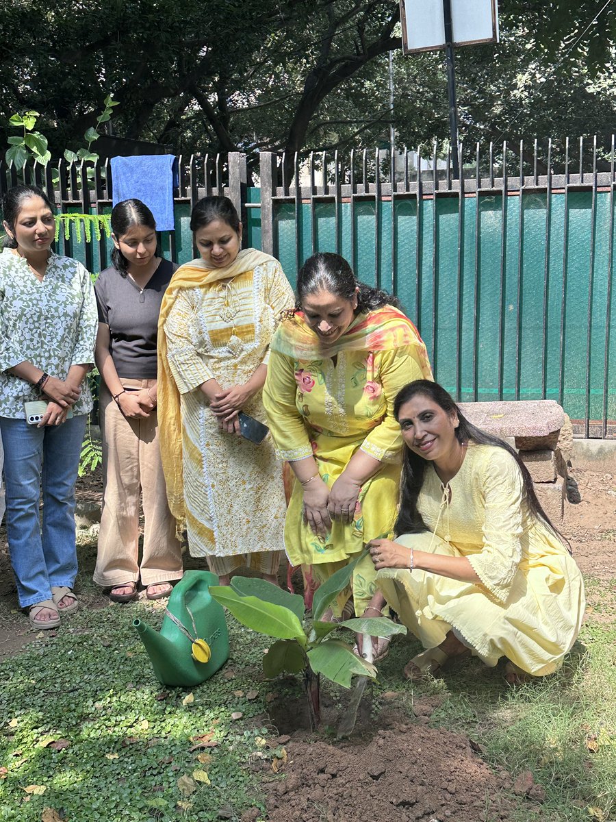 TSCSLibrary's tweet image. Organised a tree plantation - Ek Perh Maa Ke Naam on the occasion of Rashtriya Poshan Maah in the Library today #RashtriyaPoshanMaah @RrrlfKolkata