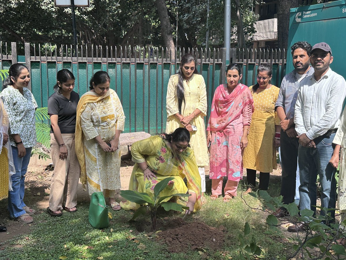 TSCSLibrary's tweet image. Organised a tree plantation - Ek Perh Maa Ke Naam on the occasion of Rashtriya Poshan Maah in the Library today #RashtriyaPoshanMaah @RrrlfKolkata