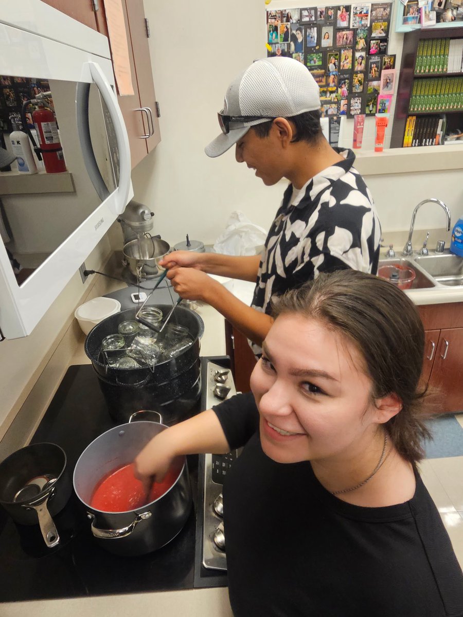 WapatoSD's tweet image. Shoutout to our WHS Advanced Culinary students 👩‍🍳👨‍🍳 They’ve been crushing it this week by making their own jam! 🍓🍑 So proud of their skills and creativity here at Wapato High School! #WapatoProud #CulinaryArts