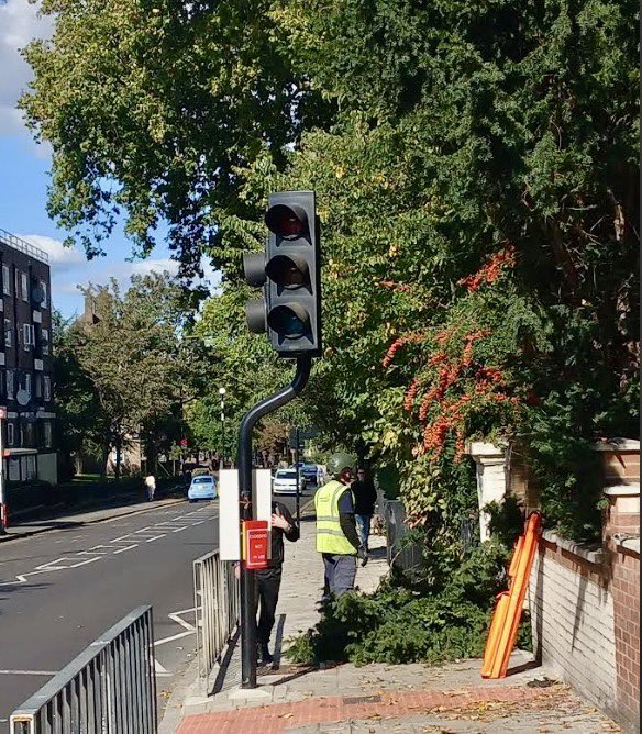 RushCommonLab's tweet image. Good news - the Tulse Hill pedestrian crossing at Craignair Road is back in action today after being out for nearly a month.
We pressed TfL to reinstate it, and worked with Lambeth Council to clear tree coverage from a private property that had also been causing TfL concern