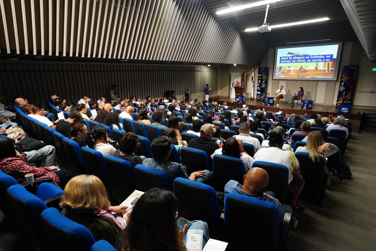 Carnaval_SA's tweet photo. Culminamos la primera jornada con nuestro Carnaval de Barranquilla, en una conversación a cargo del director @JJaramilloB, junto a @MarcelaDavilaM, directora ejecutiva de la @FundPromigas y Reina del #Carnaval2011. La temática central: Más que una Fiesta, el Carnaval como industria y motor de desarrollo.