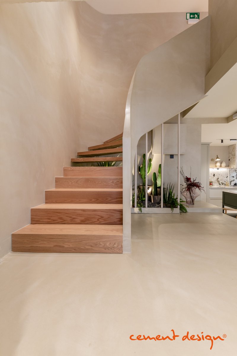 ✨ Dale un giro único a tus espacios ✨
Nuestros revestimientos Cement Design se adaptan a cualquier superficie —¡sí, incluso a las curvas!— ofreciendo un acabado continuo, sin juntas y con un estilo moderno que transforma cada ambiente.
Minimalismo, resistencia y diseño 🏡✨