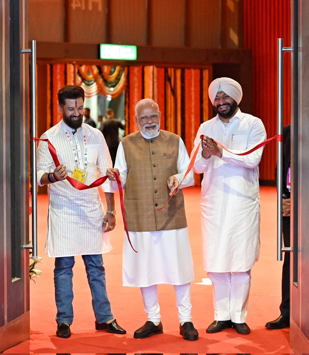 MOFPI_GOI's tweet image. माननीय प्रधानमंत्री श्री @narendramodi जी ने आज भारत मंडपम, नई दिल्ली में #WorldFoodIndia2025 का भव्य उद्घाटन किया। 

इस अवसर पर प्रधानमंत्री जी ने #PMFMEScheme के अंतर्गत ₹2518 करोड़ के सूक्ष्म परियोजनाओं के लिए 26,000 लाभार्थियों को क्रेडिट लिंक्ड सब्सिडी जारी की।