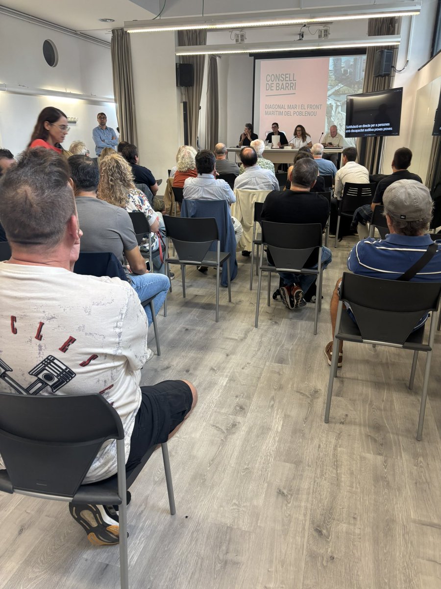 Hoy se ha celebrado el Consell de Barri de Diagonal Mar i El Front Marítim. Los vecinos han expresado su preocupación y enfado por la falta de mantenimiento —especialmente del sistema de recogida neumática de basuras—, por el aumento del incivismo y por cómo se está construyendo
