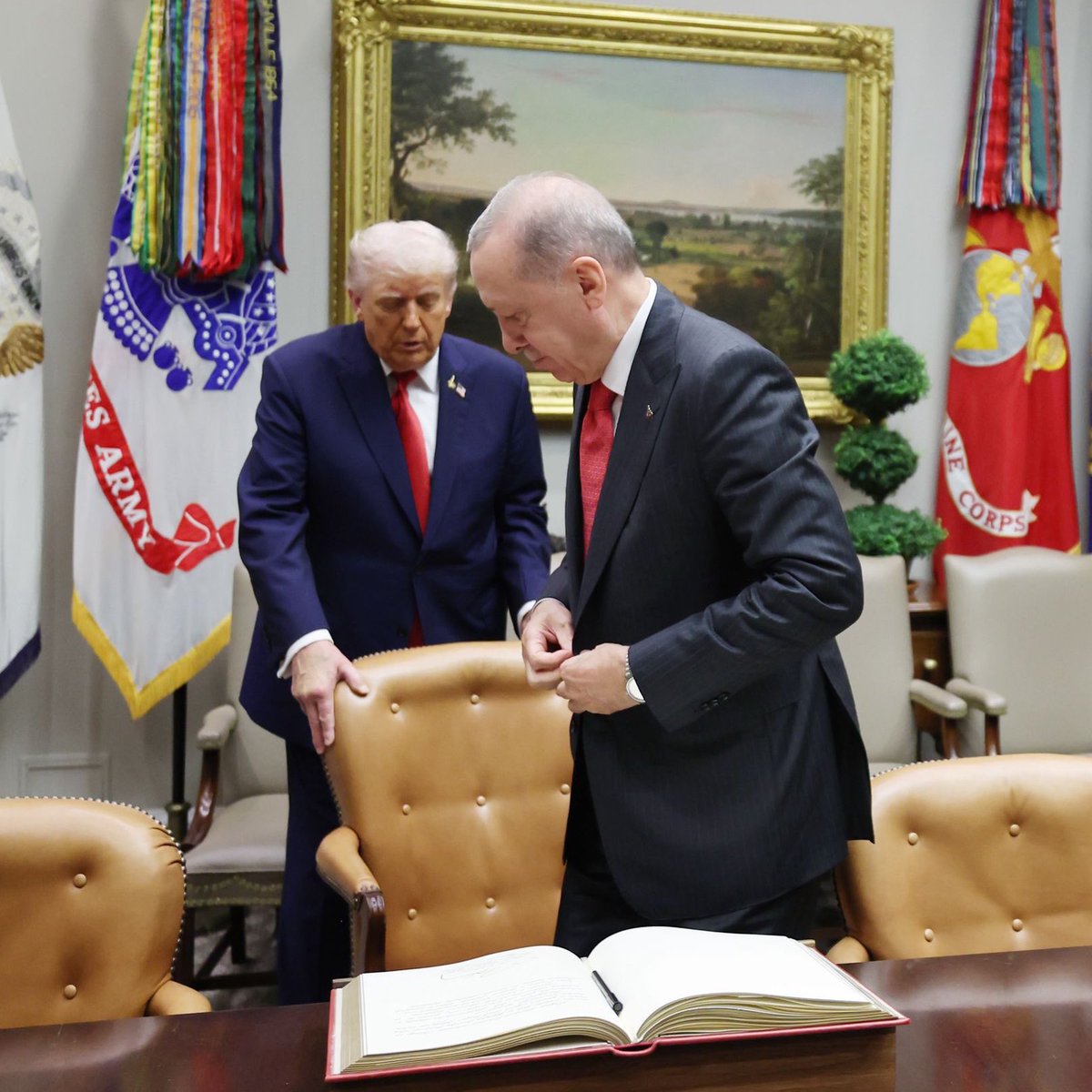 Günün sonunda;

- Netanyahu’ya ‘kuyruk acısı geçmeyecek terörist’
- Kudüs’ün çakıl taşını dahi vermem
- Hamas terör örgütü değildir dedikten

Hemen sonra

- 300/500 uçak pazarlığına girmeden
- Büyük bir saygıyla 
- Ülkesini ezdirmeden

Sandalyesini çektirip, görüştü ve dönüyor