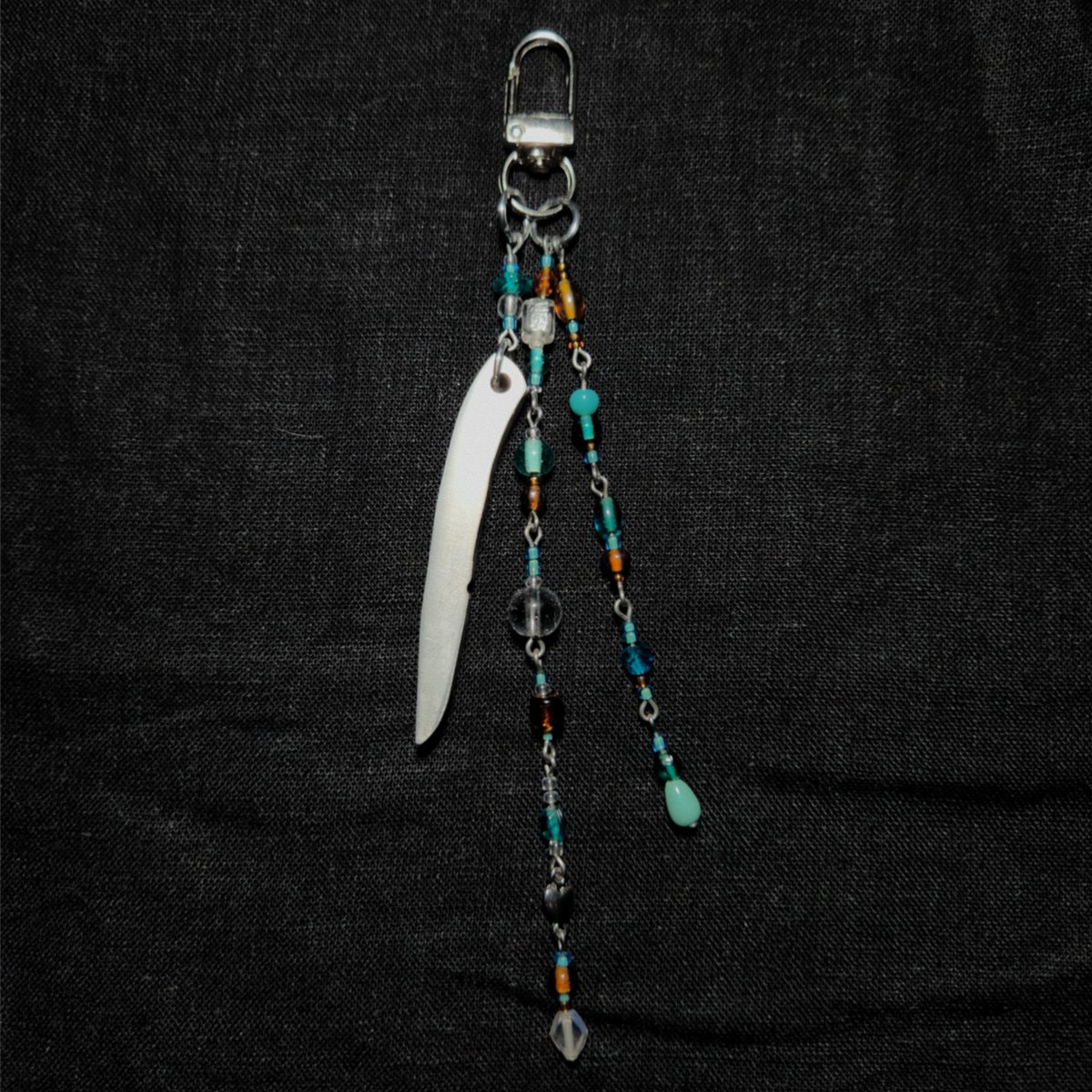 I have 3 of Will's knives left. I won't be restocking because the blanks were expensive lol. Also a lot of polishing.
I might have resin ones in the future, though.

Keychain: etsy.com/listing/434291…

Necklace: etsy.com/listing/434918…