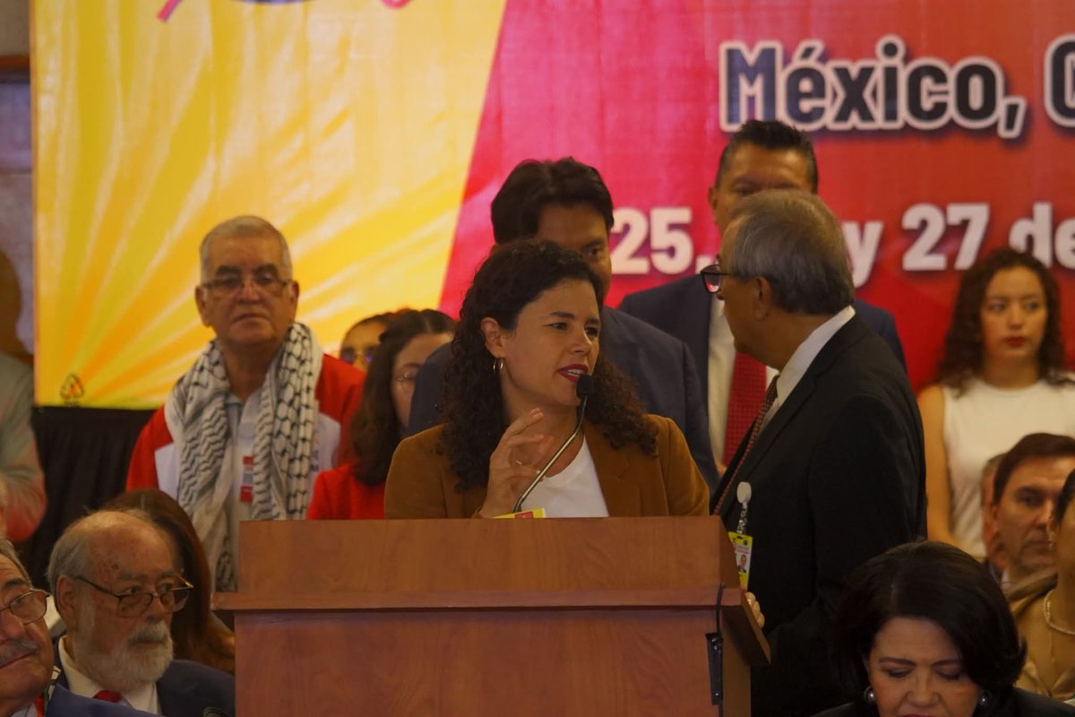 PTnacionalMX's tweet image. Con gran orgullo recibimos a @LuisaAlcalde, presidenta del #MORENA, quien inauguró el XXIX Seminario Internacional “Los partidos y una nueva sociedad”.

👉 Sigue la transmisión en vivo: partidodeltrabajo.com.mx

#SeminarioInternacionalPT2025
#PTesLa4T

@PartidoMorenaMx