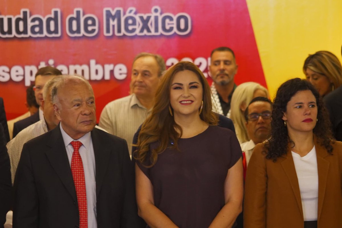 PTnacionalMX's tweet image. Con gran orgullo recibimos a @LuisaAlcalde, presidenta del #MORENA, quien inauguró el XXIX Seminario Internacional “Los partidos y una nueva sociedad”.

👉 Sigue la transmisión en vivo: partidodeltrabajo.com.mx

#SeminarioInternacionalPT2025
#PTesLa4T

@PartidoMorenaMx