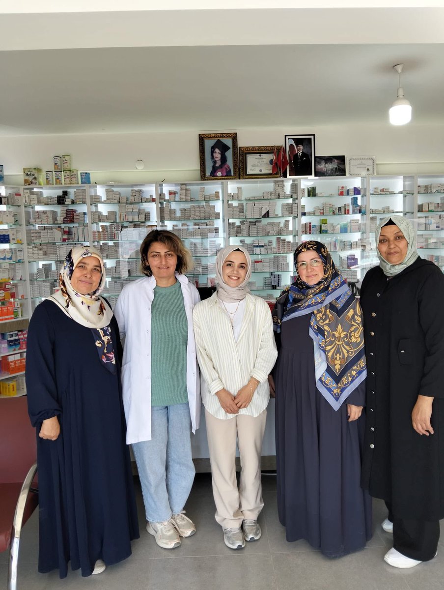 Toplum sağlığının korunması ve güçlenmesi adına her zaman özveriyle hizmet veren, bilgi ve deneyimlerini bizlerle paylaşan tüm eczacılarımızın #DünyaEczacılıkGünü'nü kutluyor, emekleri için teşekkür ediyoruz.