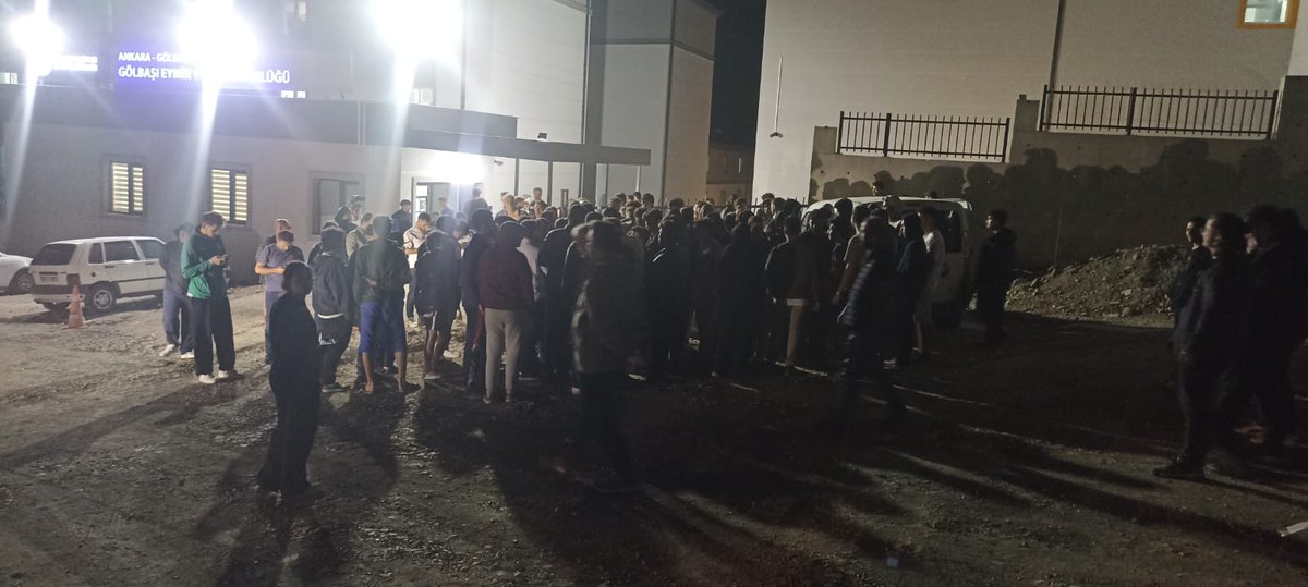 Burası Ankara Gölbaşı Eymir erkek öğrenci yurdu, 

Ankara'nın merkezine otobüsle yaklaşık 1 saat uzaklıkta bulunan bir yurt. Burada bulunan çoğu öğrenci her gün saatlerini otobüslere ve yollara veren, sabah ve akşam olmak üzere bıçak sırtında hareket eden ve bütün bunlar +