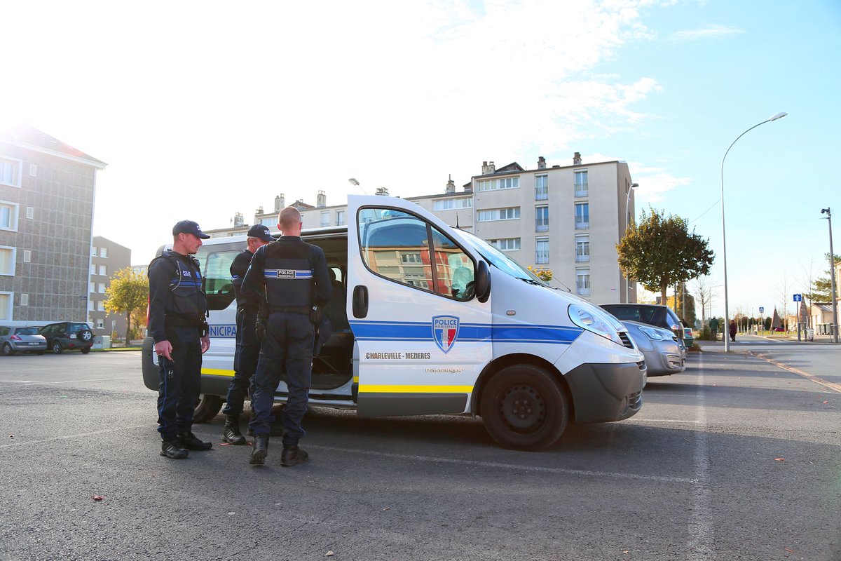 Ville de Charleville-Mézières (@villedecmz) on Twitter photo Régulièrement, la #police municipale de <a href="/VilledeCMz/">Ville de Charleville-Mézières</a> procède à l'interpellation de personnes en état d'ivresse, les conduisant à l'hôpital ou au #commissariat.
Désormais, la Ville leur facturera ce transport 120 €, prenant en compte le trajet mais aussi le travail des agents. Régulièrement, la #police municipale de <a href="/VilledeCMz/">Ville de Charleville-Mézières</a> procède à l'interpellation de personnes en état d'ivresse, les conduisant à l'hôpital ou au #commissariat.
Désormais, la Ville leur facturera ce transport 120 €, prenant en compte le trajet mais aussi le travail des agents.