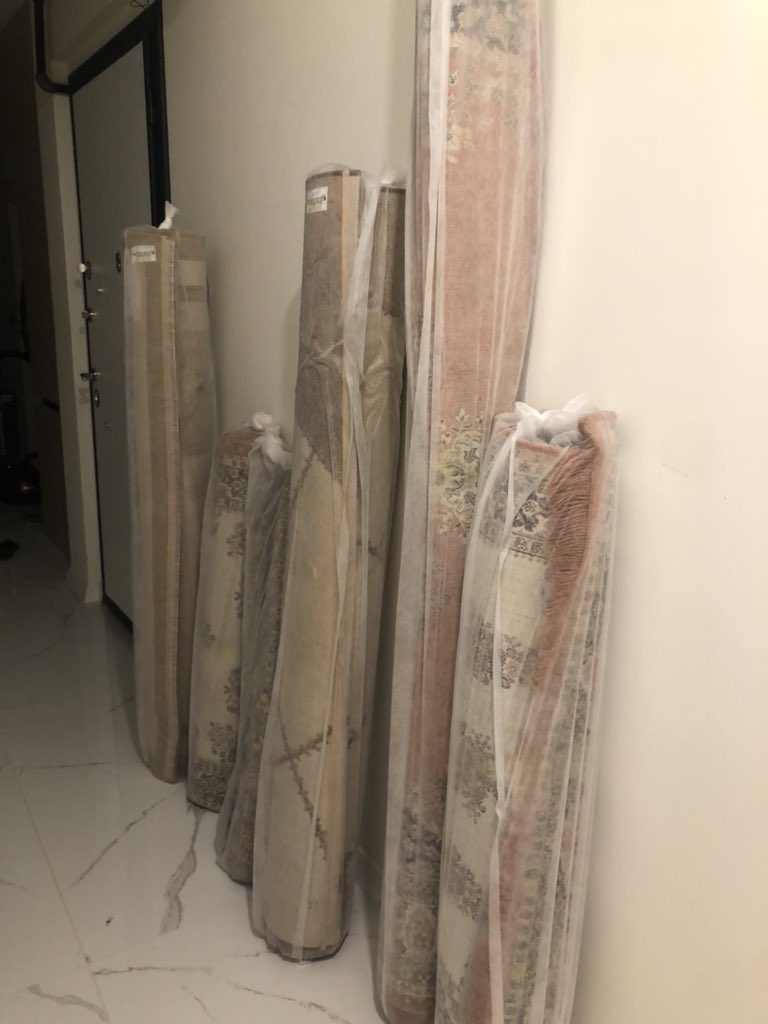 Halılarıma gelinlik giydirmişler. 
Halılar 1 
…