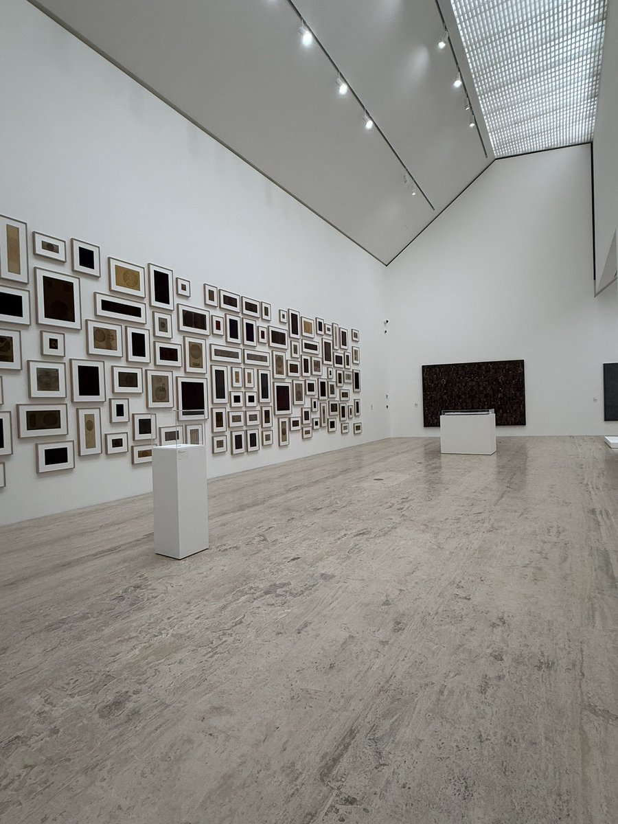Realmente elegante y pertinente la exposición de Gabriel de la Mora en <a href="/FundacionJumex/">Fundación Jumex</a>